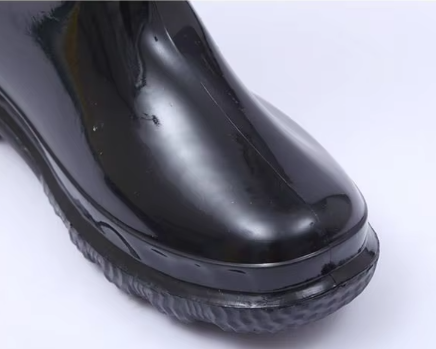 close‑up-of-rounded-toe-cap-on-glossy-black-warm-pvc-waterproof-work-boot